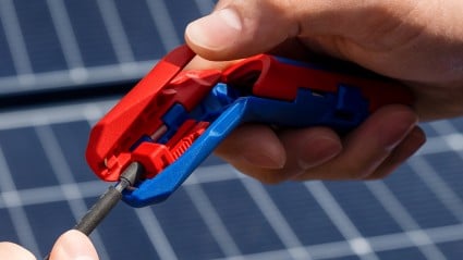 Kurze Werkzeugseite zum Abisolieren von PV-Einzeladern