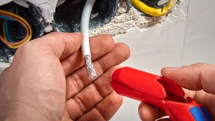 Kurze Werkzeugseite zum Abmanteln von Koaxial- & Datenkabeln